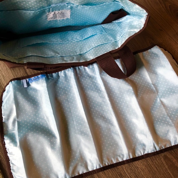 “Baby Love” diaper bag with matching changing pad - Picture 5 of 7